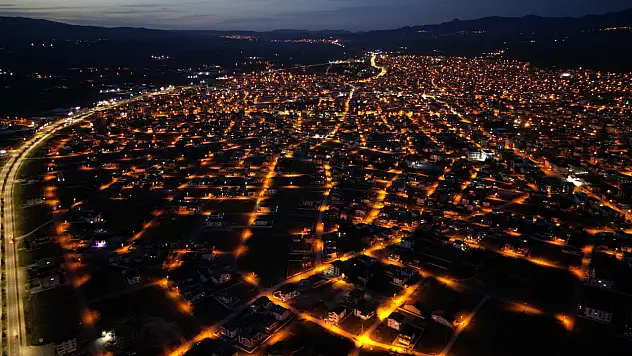 Göldeki suyun çekilmesiyle ilçe 1 metre çöktü