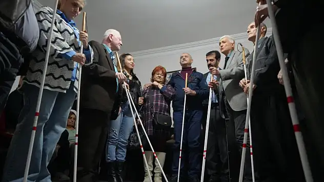 Görme engellilere beyaz baston desteği