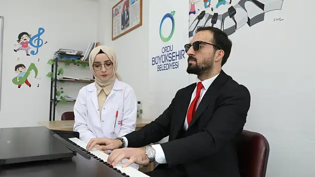 Görmeyen gözlerle değil, hisseden kalple çalıyor