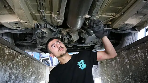 Gündüz sanayide, akşam ringde ter döküyor