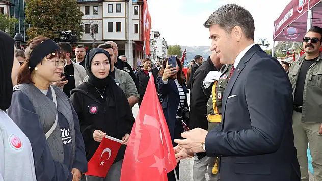 Güney Koreli kadın, Amasya Valisine Türk bayrağı hediye etti