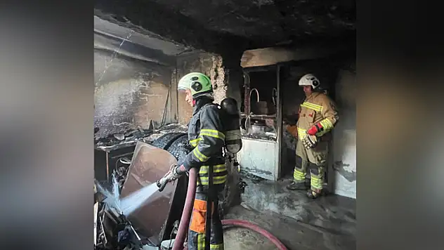 Hatay'da tek katlı ev alevlere teslim oldu