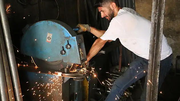 Hava sıcaklığı 40, demir ise 200 derecede şekilleniyor