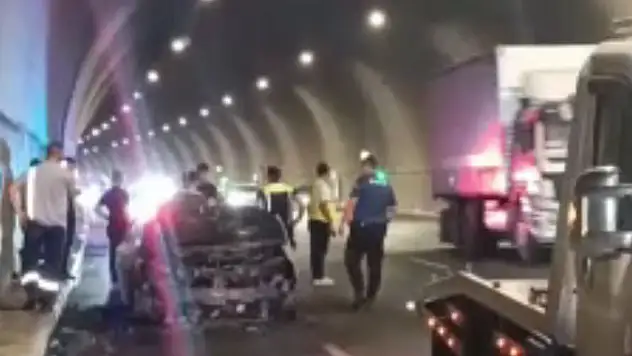 Havalimanı Tüneli'nde otomobil yandı