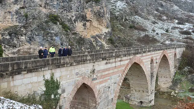 Havza'da tarihi Kurt Köprü'ye bağlantı yolu çalışmaları sürüyor