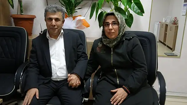 Hayat arkadaşının elini 22 yıldır bırakmıyor