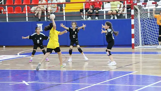 Hentbol Şenliğinde ödüller sahiplerini buldu