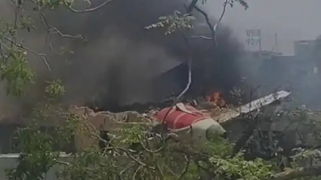 Hindistan'da yolcu uçağı düştü!