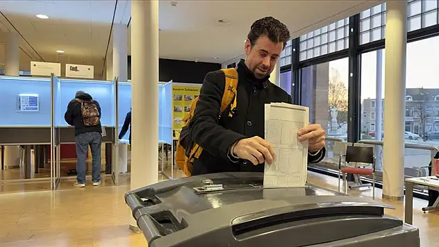 Hollanda'da genel seçimler başladı