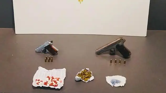 Hükümlü uyuşturucu ve silahla yakalandı