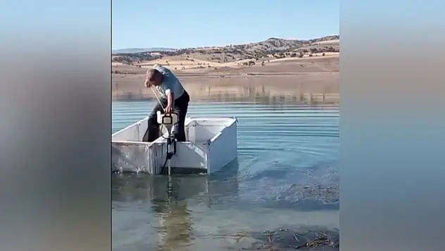 Hurda Buzdolaplarıyla Kayık Yaptı