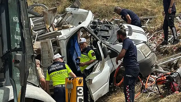 Hurda yüklü pikap devrildi