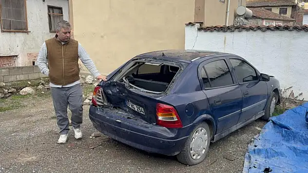 Husumetlisinin park halindeki aracına zarar verdi