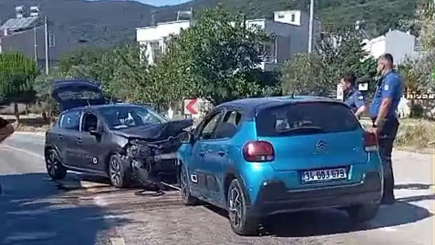 İki araç kafa kafaya çarpıştı