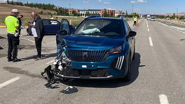 iki otomobil çarpıştı: 2 yaralı