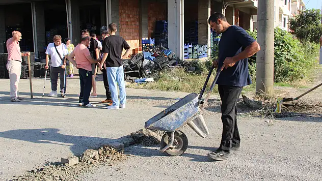İki yıldır bitmeyen yol mahalleliyi sokağa döktü