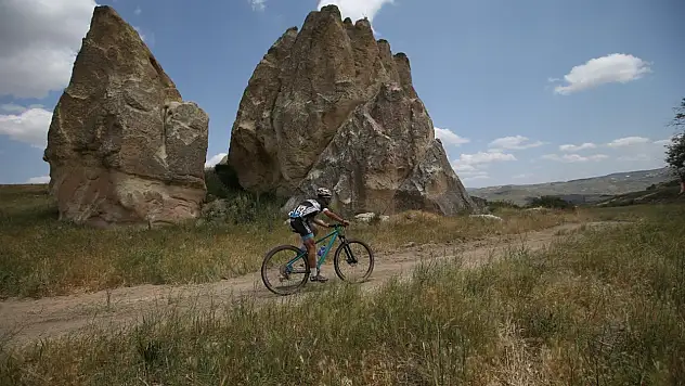 İlk elektrikli bisiklet yarışı Kapadokya'da koşuldu