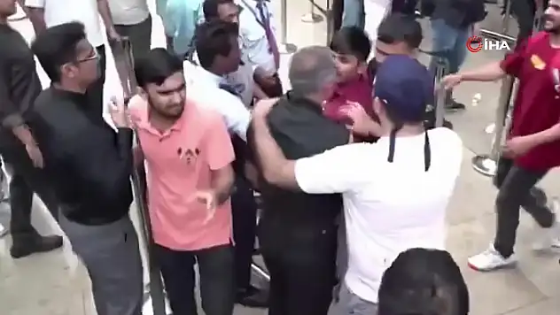 iPhone 17 kuyruğunda yumruklu kavga