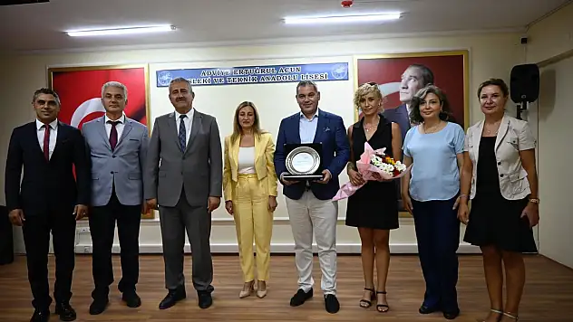 İş insanına eğitime destek plaketi