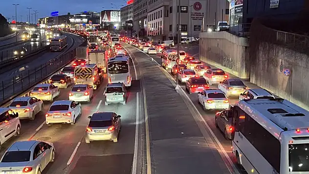 İstanbul'da akşam saatlerinde trafik kilitlendi
