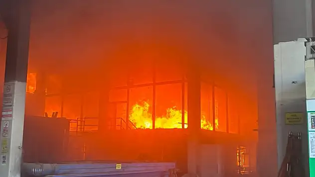 İzmir'de Çelik Fabrikasında Yangın Paniği