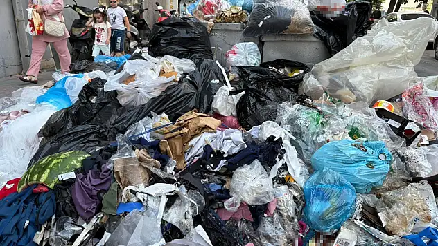 İzmir'in göbeğinde sokaklar çöp dolu