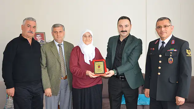 Jandarma Genel Komutanlığı Plaketi Şehit Ailesine Verildi