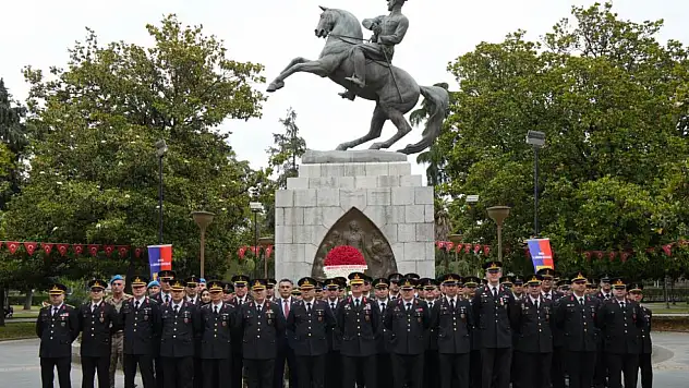 'Jandarma kucaklayıcı yaklaşım ile milletinin yanında yer almıştır'
