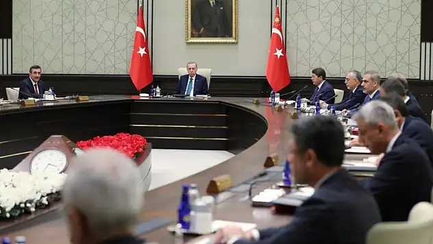 Kabine toplanıyor masada 3 konu var