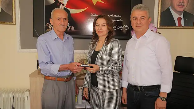 Kadın Muhtar mazbatayı aldı