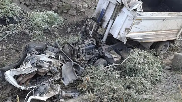 Kamyon şarampole uçtu