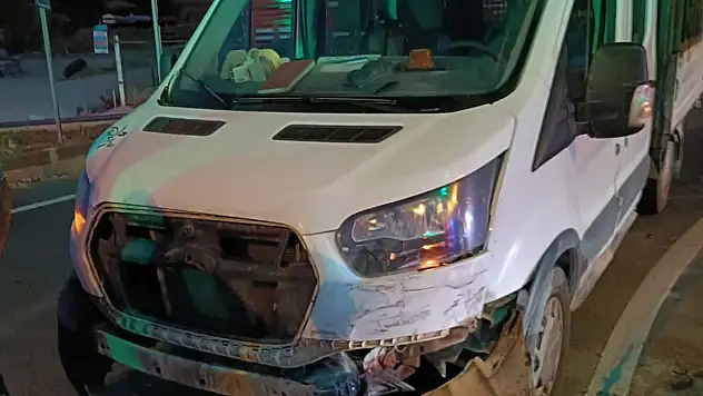 Kamyonetle otomobil çarpıştı 2 kişi yaralandı