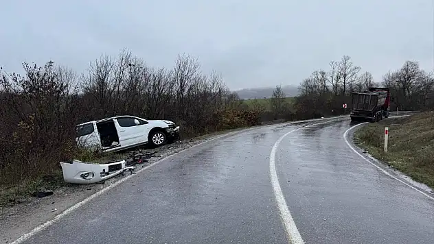 Kamyonla Çarpışan Araçta 2 Yaralı
