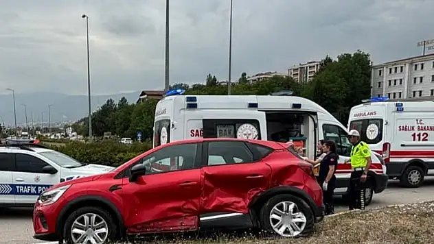 Karabük'te iki otomobil çarpıştı, yaralılar var !