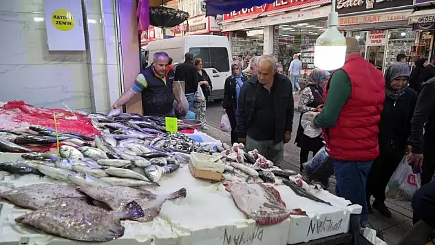 Karadeniz'deki olumsuz hava şartları balıkçıları engelledi