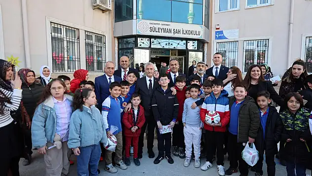 Karne alan öğrencilere kitap ve spor hediyesi