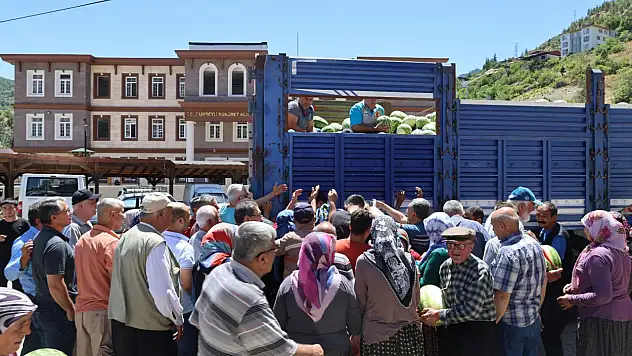 Karpuzları vatandaşlara ücretsiz olarak dağıttı