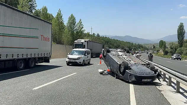 Kastamonu'da tırın dorsesine çarpan otomobil takla attı