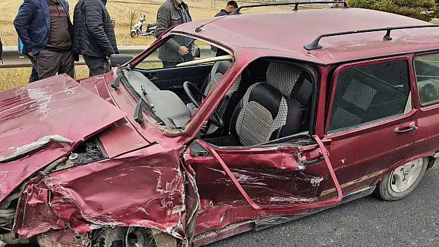 Kavşakta çarpıştılar: 2 ağır 4 yaralı