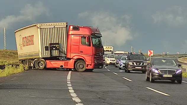 Kayan tır yolu kapattı