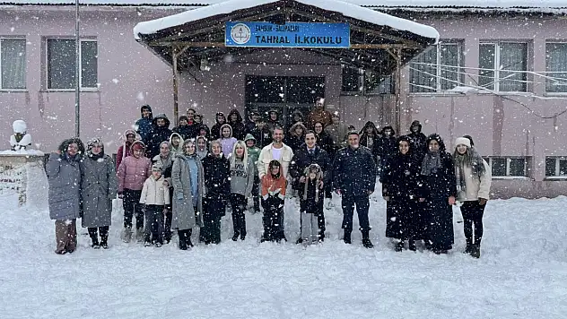 Kaymakam Beyazıt Öğrencilerle Karda Buluştu
