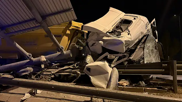 Bariyerlere çarpan tır hurdaya döndü: 1 yaralı