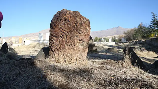 Kayseri'de Türk boyları ve Osmanlı dönemi bezemeli mezar taşları belgelendi