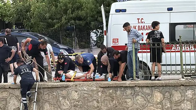 Kediye yardım etmek istedi, su kanalına düştü