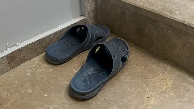 Kocaeli'de Ayakkabı Hırsızlığı: Kendi Terliklerini Apartmanda Bıraktı