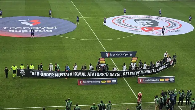 Kocaelispor - Galatasaraylı futbolcular sahaya 10 Kasım pankartıyla çıktı