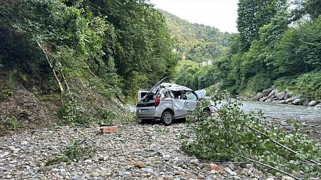 Kontrolden çıkan araç dereye uçtu