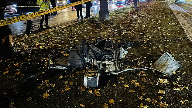 Kontrolden çıkıp ağaca çarpan otomobil alev aldı: 1'i ağır 2 yaralı