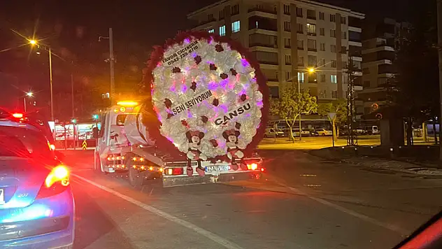 Konya'da Çekicide İlginç Yük: Yapay Çiçek Buketi