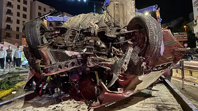 Korkunç kazada 2 genç hayatını kaybetti